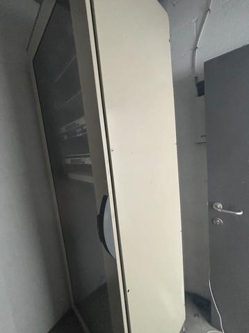 Grote serverkast met utp switchen te koop beschikbaar voor biedingen