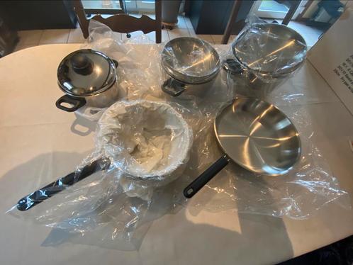 Batterie de cuisine NEUVE - 5 pc, Huis en Inrichting, Keuken | Potten en Pannen, Nieuw, Pannenset, Inox, Ophalen