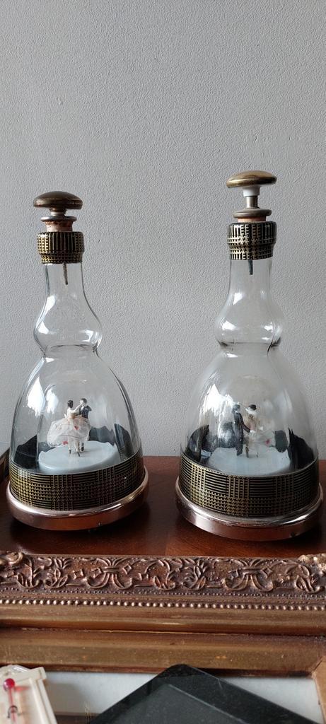 2 carafes à musique vintage avec couple de danseurs, Antiquités & Art, Curiosités & Brocante, Enlèvement ou Envoi