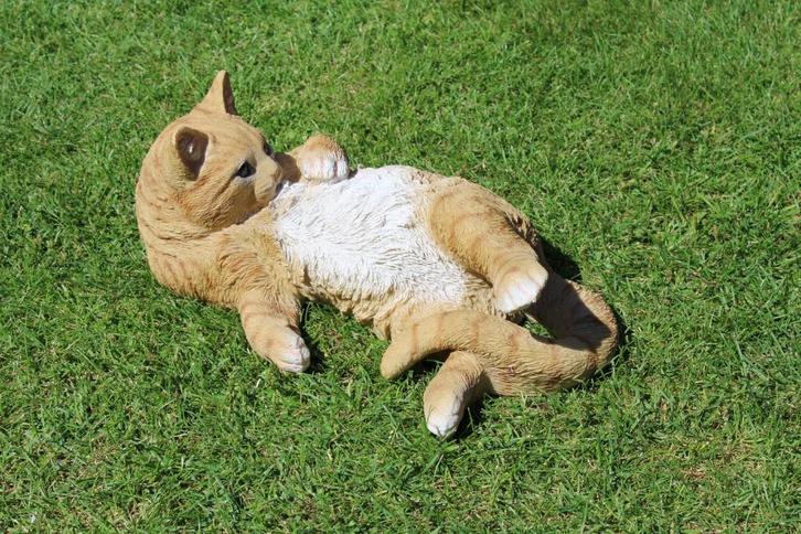 Standbeeld van een rode kat op de rug..., Tuin en Terras, Tuinbeelden, Nieuw, Dierenbeeld, Kunststof, Ophalen