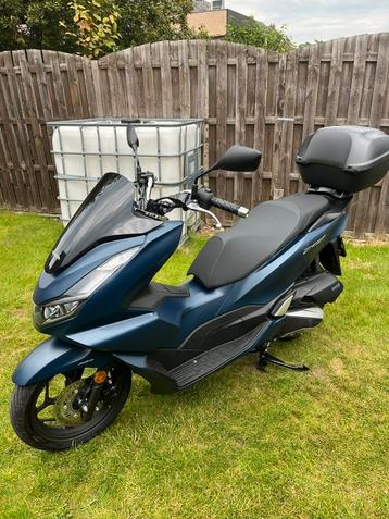 Honda pcx 125  disponible aux enchères