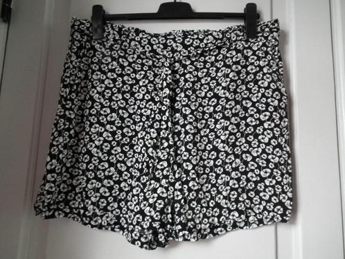 Zwarte korte broek met witte bloemenpatronen. voor dames. 48, Kleding | Dames, Broeken en Pantalons, Zo goed als nieuw, Maat 46/48 (XL) of groter