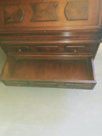 Antiek bureaukasje beschikbaar voor biedingen