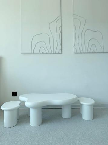 Nieuwe tafel & 2 krukjes beschikbaar voor biedingen