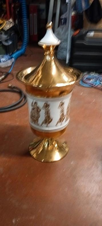 Porseleinen  potten urne  genummerd  beschikbaar voor biedingen