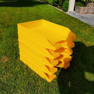 Bureau bakjes voor papier beschikbaar voor biedingen