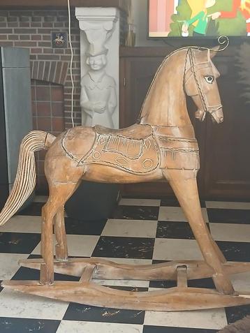 Antiek schommelpaard beschikbaar voor biedingen