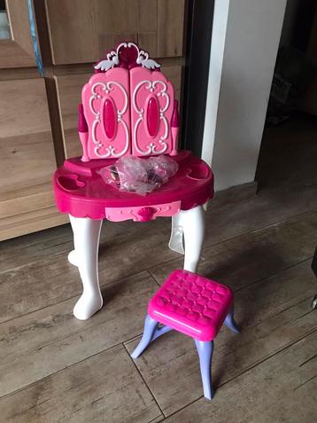 Coiffeuse avec tabouret et accessoires 