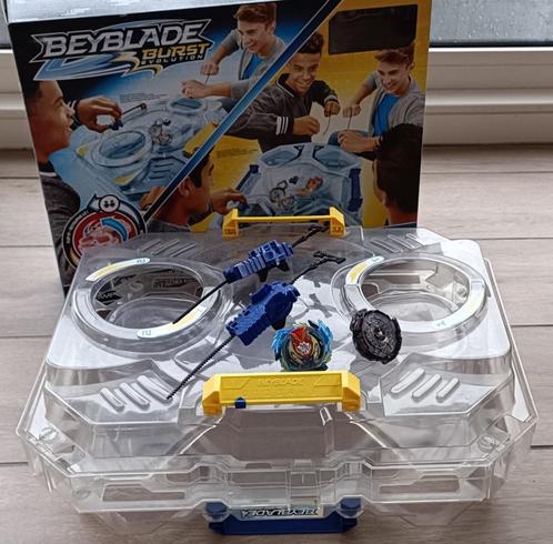 Beyblade arena met twee beyblades, Enfants & Bébés, Jouets | Autre, Utilisé, Garçon ou Fille, Enlèvement