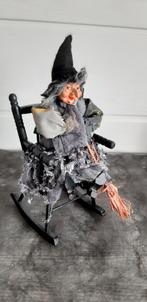 Halloweendecoratie : heks van 30 cm op schommelstoel, Ophalen of Verzenden, Nieuw