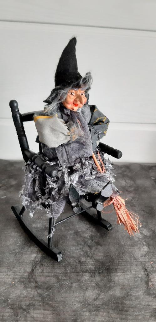 Halloweendecoratie : heks van 30 cm op schommelstoel, Hobby en Vrije tijd, Feestartikelen, Nieuw, Ophalen of Verzenden