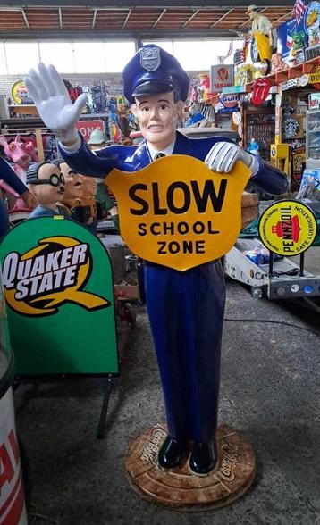 Police man slow school zone decoratie beeld en veel andere  beschikbaar voor biedingen