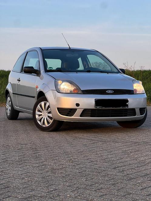 Fors fiesta PRET A IMMATRICULLER AIRCO ESSENCE, Auto's, Ford, Particulier, Fiësta, ABS, Airbags, Airconditioning, Alarm, Bluetooth