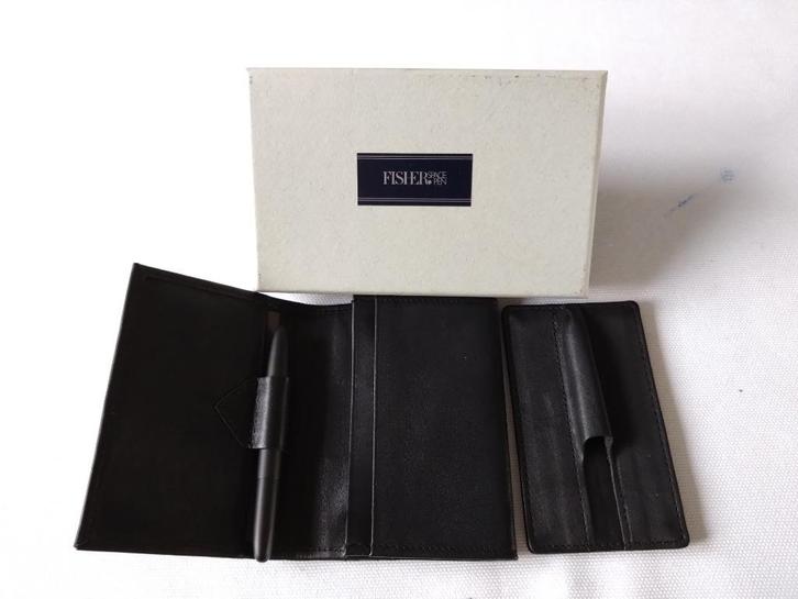 Fisher Space Pen Mat Zwart + portefeuille + étui, Verzamelen, Pennenverzamelingen, Nieuw, Balpen, Overige merken, Met doosje, Ophalen of Verzenden
