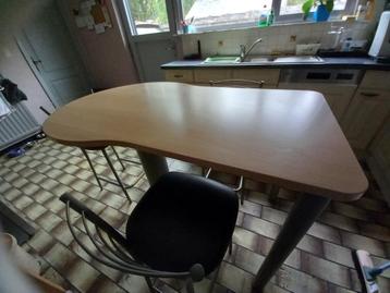 hoge tafel met 3 stoelen beschikbaar voor biedingen