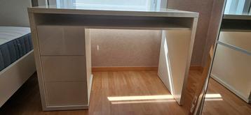 Mooie witte bureau  beschikbaar voor biedingen