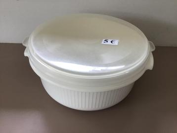 8 keuken (tupperware) potten aan 5 of 3 € per stuk beschikbaar voor biedingen