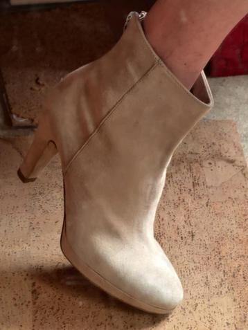 Lage suede laarsen / nieuw/ Italiaanse manufacturing  beschikbaar voor biedingen