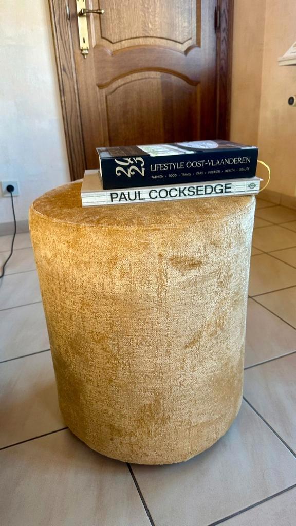 Poef of bijzettafel okergeel mosterkleur velvet, Huis en Inrichting, Zetels | Voetbanken en poefs, Nieuw, Ophalen