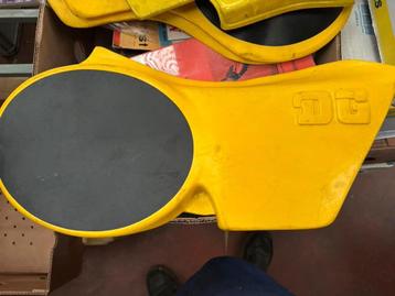 Zijschild DG cross in Suzuki-geel beschikbaar voor biedingen