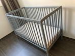 Lit bébé gris avec matelas, Enlèvement, Comme neuf