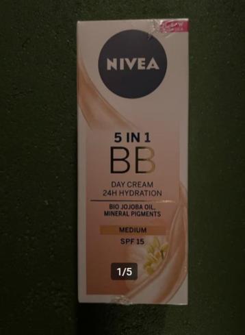 NIVEA - 5IN1 BB DAGCRÈME MEDIUM - SPF15 beschikbaar voor biedingen