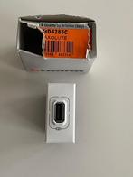 USB oplader ( wit ) Bticino, Ophalen of Verzenden, Stopcontact, Zo goed als nieuw