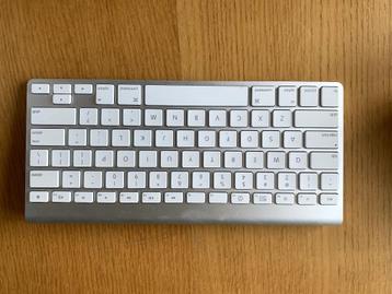 APPLE MAGIC KEYBOARD AA BATTERY QWERTY, Enlèvement ou Envoi, Comme neuf, Qwerty, Apple