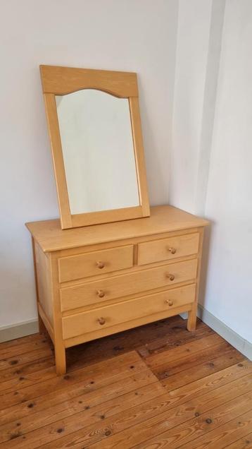 Commode met eventueel bijhorende spiegel beschikbaar voor biedingen