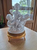 Biscuit poseleinen beeldje 3 engelen,Capodimonte, Antiek en Kunst, Ophalen