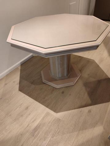 Prachtige eettafel met glazen beschermblad beschikbaar voor biedingen