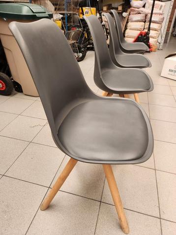donkergrijze stoelen met vaste zachte zitting. 4 stuks. beschikbaar voor biedingen