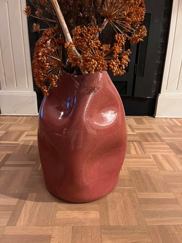 Sculpturele vaas beschikbaar voor biedingen
