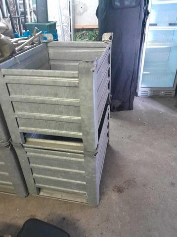 Metalen stapelbakken beschikbaar voor biedingen