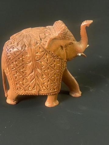 Klein houten indonesische snijwerk van een olifant beschikbaar voor biedingen