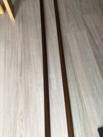 Deux barres de tentures en bois brun