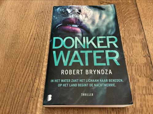 Robert Bryndza - Donker water - goede staat, Boeken, Thrillers, Gelezen, Ophalen