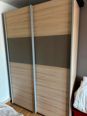 Armoire beschikbaar voor biedingen