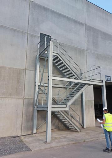 Metalen trap in galva beschikbaar voor biedingen