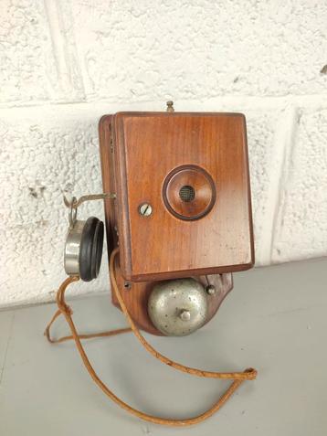 Antieke houten wandtelefoon beschikbaar voor biedingen