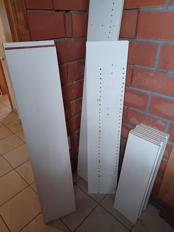Pakket witte planken: 9 korte en 7 lange meubelplanken beschikbaar voor biedingen