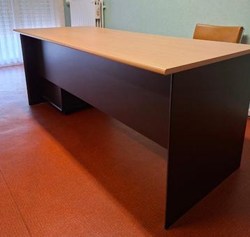 bureau met ladenkast beschikbaar voor biedingen