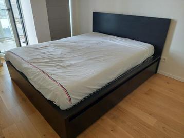 Lit noir (160x200 - Ikea) avec tiroirs et matelas, Queen size, Enlèvement, Utilisé, 200 cm