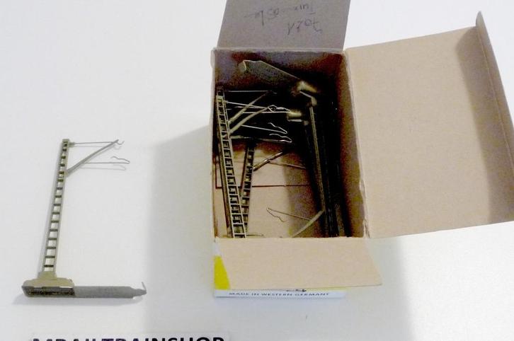 7009 MÄRKLIN HO- 10 x MAST VOOR BOVENLEIDING/POTEAU CATENAIR, Hobby en Vrije tijd, Modeltreinen | H0, Nieuw, Overige typen, Wisselstroom