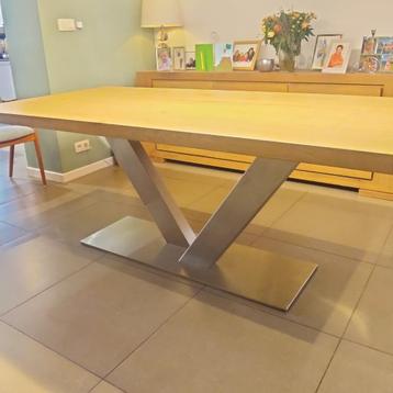 Moderne eiken houten tafel beschikbaar voor biedingen