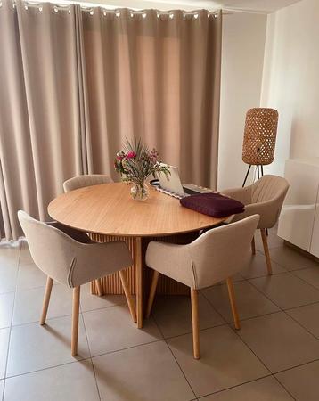 Houten eettafel + 4 stoelen beschikbaar voor biedingen