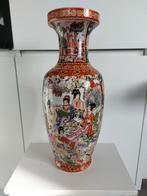Chinees porseleinen vaas met veelkleurige decoraties., Antiek en Kunst, Ophalen