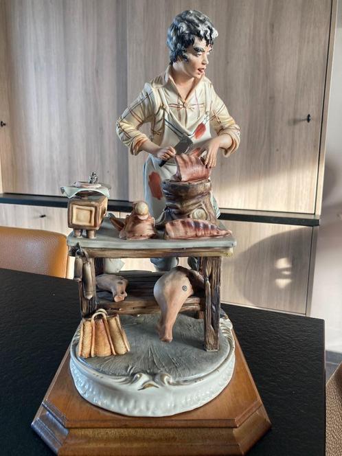 2 prachtige beelden van slager of beenhouwer aan kapblok, Antiquités & Art, Art | Sculptures & Bois, Enlèvement