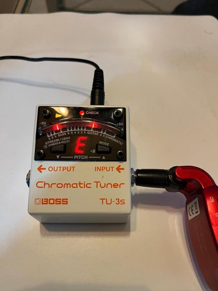 Twee nauwelijks gebruikte Gitaar/bas tuners te koop, Muziek en Instrumenten, Snaarinstrumenten | Gitaren | Bas, Zo goed als nieuw