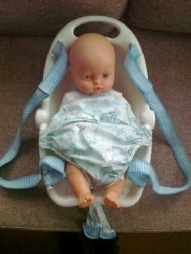 Pop met draagmand, een mooi tasje en een zitje voor de pop, Kinderen en Baby's, Speelgoed | Poppen, Gebruikt, Babypop, Ophalen of Verzenden